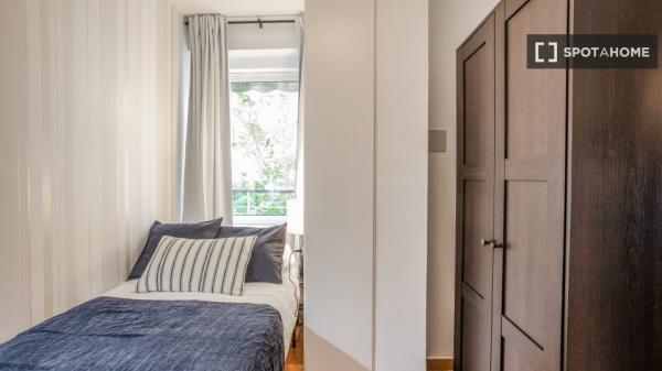 Chambre dans un appartement partagé de 8 chambres, Alicante