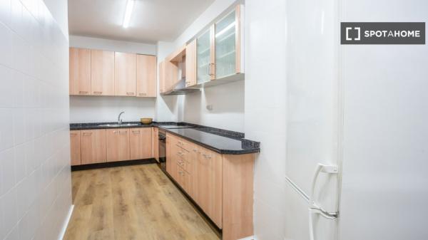 Chambre dans un appartement partagé de 8 chambres, Alicante