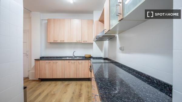 Chambre dans un appartement partagé de 8 chambres, Alicante