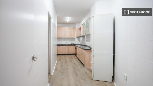 Chambre dans un appartement partagé de 8 chambres, Alicante