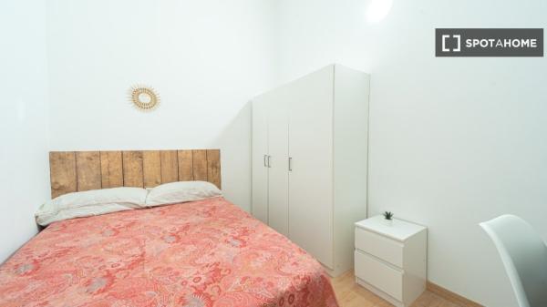 Habitación en piso de 9 habitaciones en alquiler en el Eixample, Barcelona