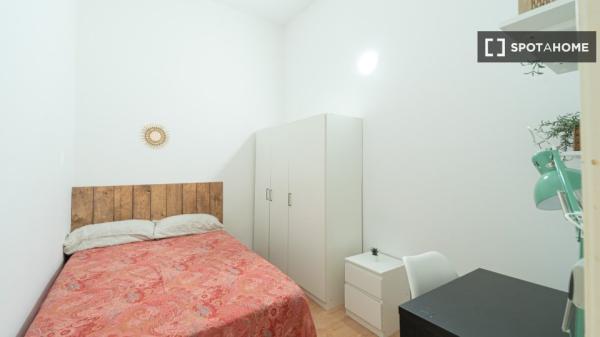 Habitación en piso de 9 habitaciones en alquiler en el Eixample, Barcelona