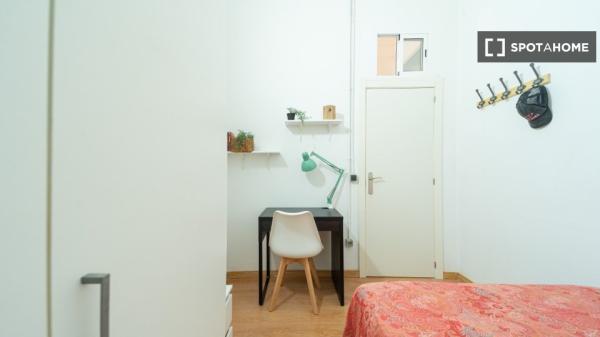 Habitación en piso de 9 habitaciones en alquiler en el Eixample, Barcelona