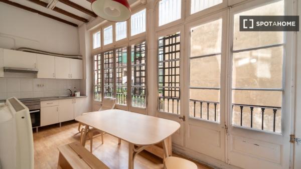 Habitación en piso de 9 habitaciones en alquiler en el Eixample, Barcelona