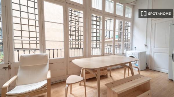 Habitación en piso de 9 habitaciones en alquiler en el Eixample, Barcelona