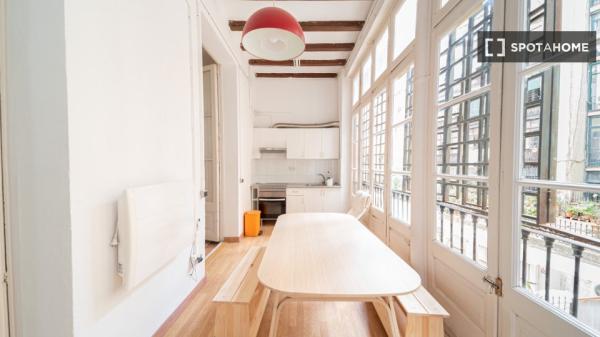 Habitación en piso de 9 habitaciones en alquiler en el Eixample, Barcelona