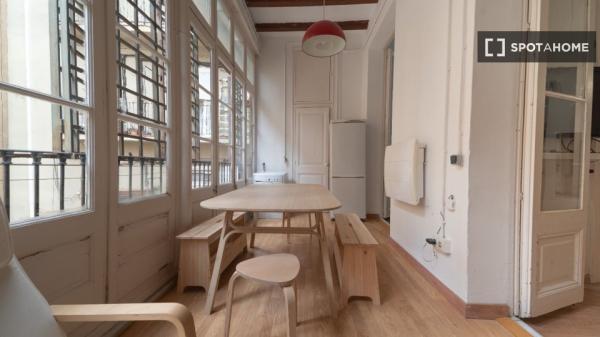 Habitación en piso de 9 habitaciones en alquiler en el Eixample, Barcelona