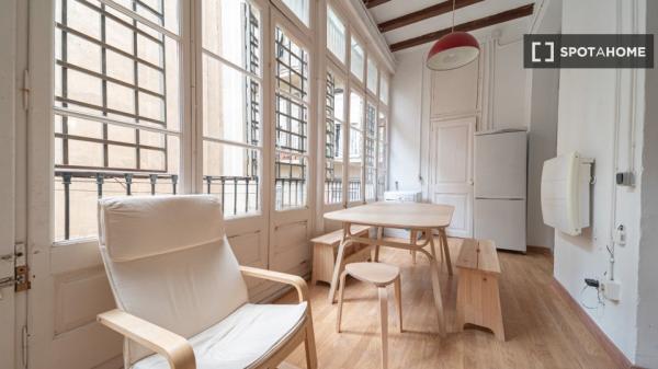 Habitación en piso de 9 habitaciones en alquiler en el Eixample, Barcelona