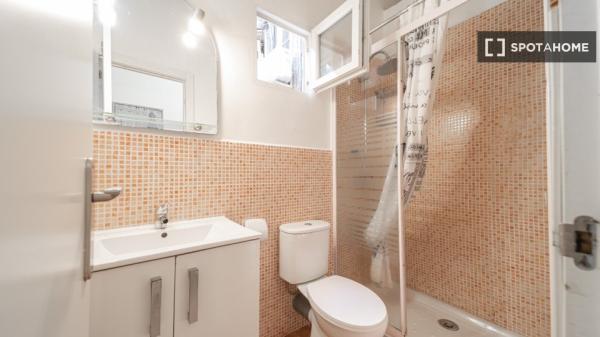 Habitación en piso de 9 habitaciones en alquiler en el Eixample, Barcelona