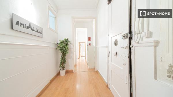 Habitación en piso de 9 habitaciones en alquiler en el Eixample, Barcelona