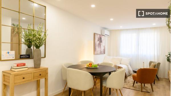 Piso de 3 dormitorios en Ventas, Madrid