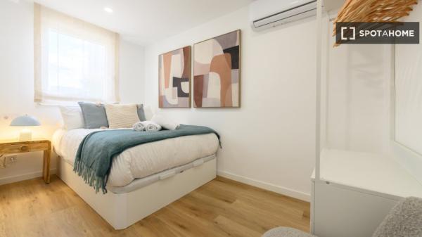 Piso de 3 dormitorios en Ventas, Madrid