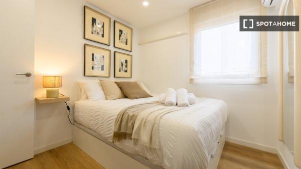 Piso de 3 dormitorios en Ventas, Madrid