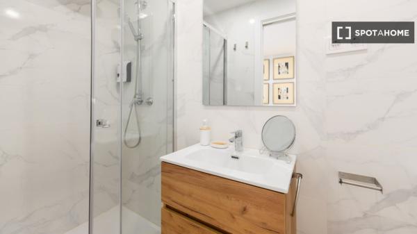 Piso de 3 dormitorios en Ventas, Madrid