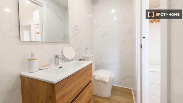 Piso de 3 dormitorios en Ventas, Madrid