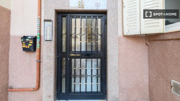 Piso de 3 dormitorios en Ventas, Madrid