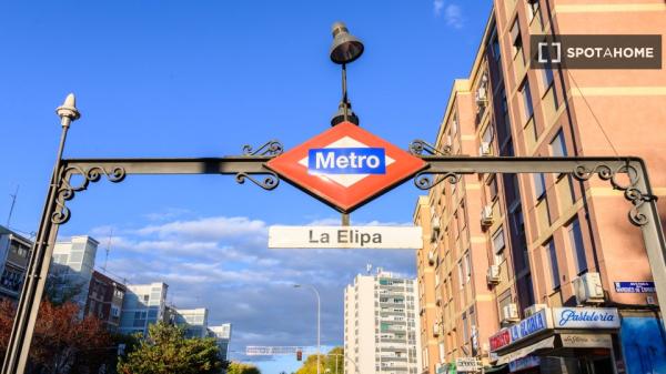 Piso de 3 dormitorios en Ventas, Madrid