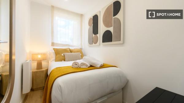 Piso de 3 dormitorios en Ventas, Madrid