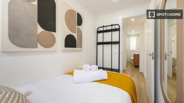 Piso de 3 dormitorios en Ventas, Madrid