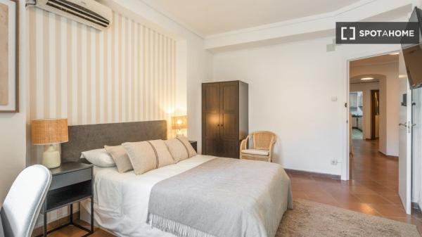 Chambre dans un appartement partagé de 8 chambres, Alicante