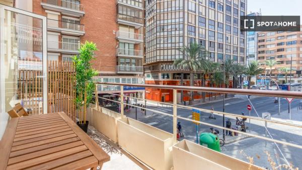 Chambre dans un appartement partagé de 8 chambres, Alicante