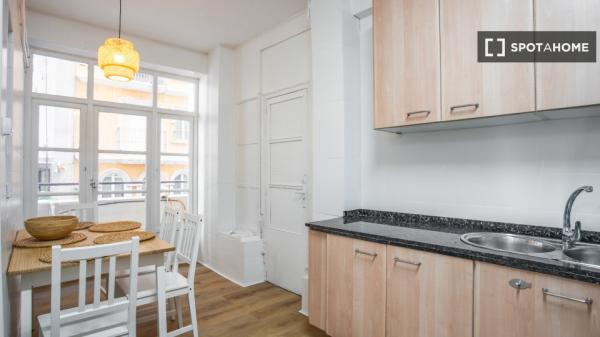 Chambre dans un appartement partagé de 8 chambres, Alicante