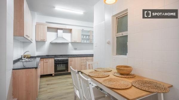 Chambre dans un appartement partagé de 8 chambres, Alicante