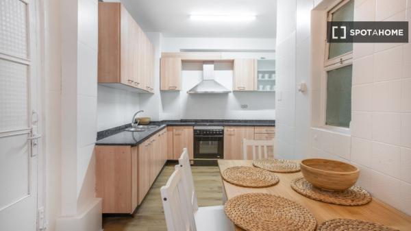 Chambre dans un appartement partagé de 8 chambres, Alicante