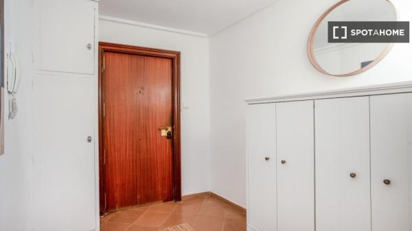 Chambre dans un appartement partagé de 8 chambres, Alicante