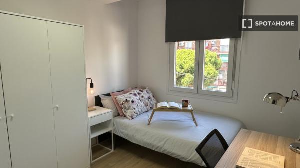 Se alquila habitación en piso compartido de 6 habitaciones, Vista Alegre.