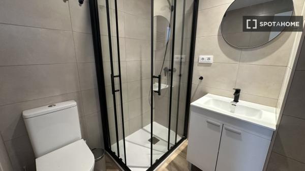 Se alquila habitación en piso compartido de 6 habitaciones, Vista Alegre.