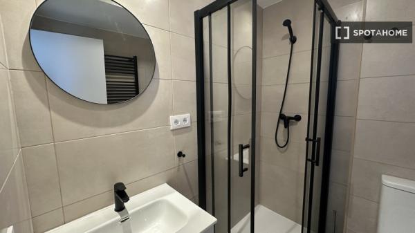 Se alquila habitación en piso compartido de 6 habitaciones, Vista Alegre.