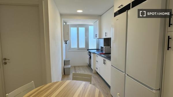 Se alquila habitación en piso compartido de 6 habitaciones, Vista Alegre.