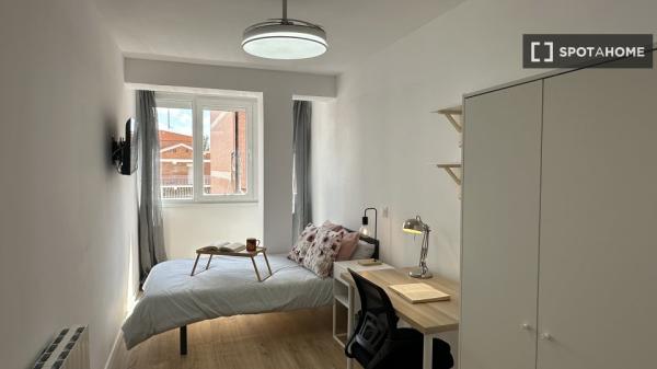 Se alquila habitación en piso compartido de 6 habitaciones, Vista Alegre.