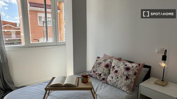 Se alquila habitación en piso compartido de 6 habitaciones, Vista Alegre.