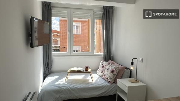 Se alquila habitación en piso compartido de 6 habitaciones, Vista Alegre.