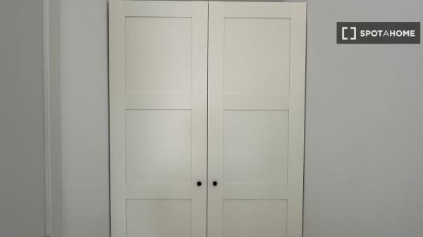 Se alquila habitación en piso compartido de 6 habitaciones, Vista Alegre.