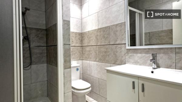 Piso de 2 habitaciones en alquiler en Sant Antoni, Barcelona.