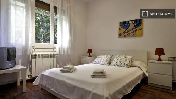 Piso de 2 habitaciones en alquiler en Sant Antoni, Barcelona.