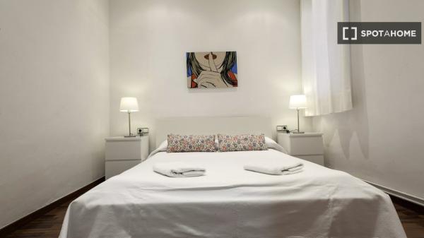 Piso de 2 habitaciones en alquiler en Sant Antoni, Barcelona.