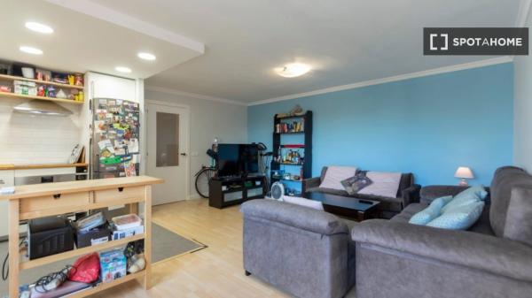 Se alquila piso de 3 habitaciones en Palomeras Sureste, Madrid.