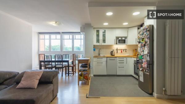 Se alquila piso de 3 habitaciones en Palomeras Sureste, Madrid.