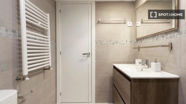 Se alquila piso de 3 habitaciones en Palomeras Sureste, Madrid.