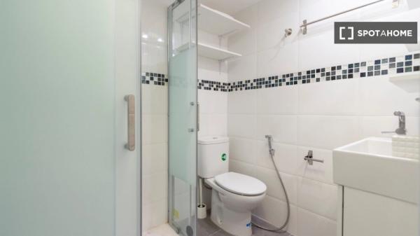 Se alquila piso de 3 habitaciones en Palomeras Sureste, Madrid.