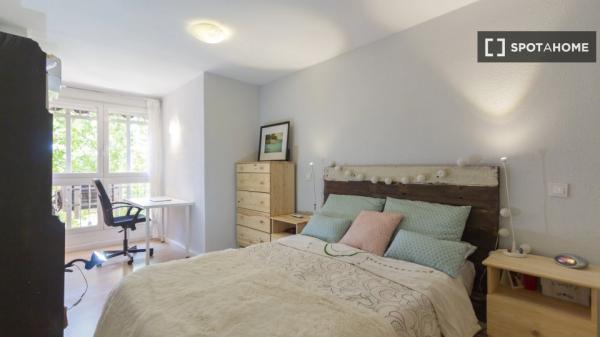 Se alquila piso de 3 habitaciones en Palomeras Sureste, Madrid.