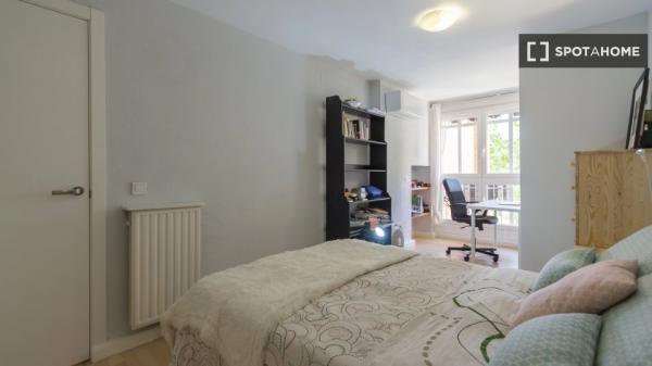 Se alquila piso de 3 habitaciones en Palomeras Sureste, Madrid.