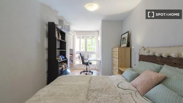 Se alquila piso de 3 habitaciones en Palomeras Sureste, Madrid.