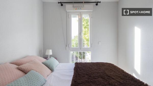 Se alquila piso de 3 habitaciones en Palomeras Sureste, Madrid.