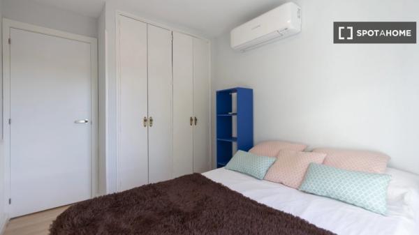 Se alquila piso de 3 habitaciones en Palomeras Sureste, Madrid.