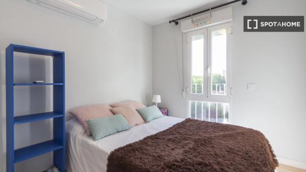 Se alquila piso de 3 habitaciones en Palomeras Sureste, Madrid.